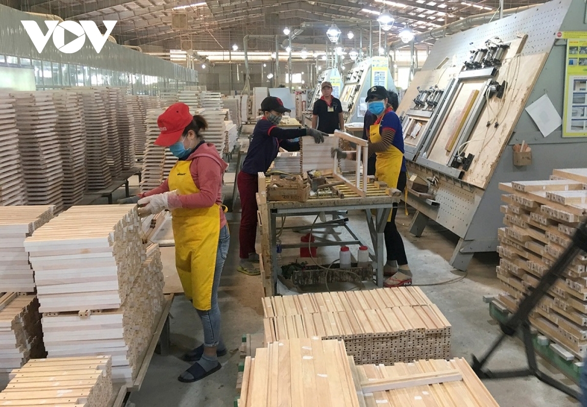 May mắn đối với các doanh nghiệp Việt Nam có nguồn gốc gỗ được trồng trong nước và giá cả cũng tương đối ổn định những năm qua đã không phải mất phí về vận chuyển và ổn định.