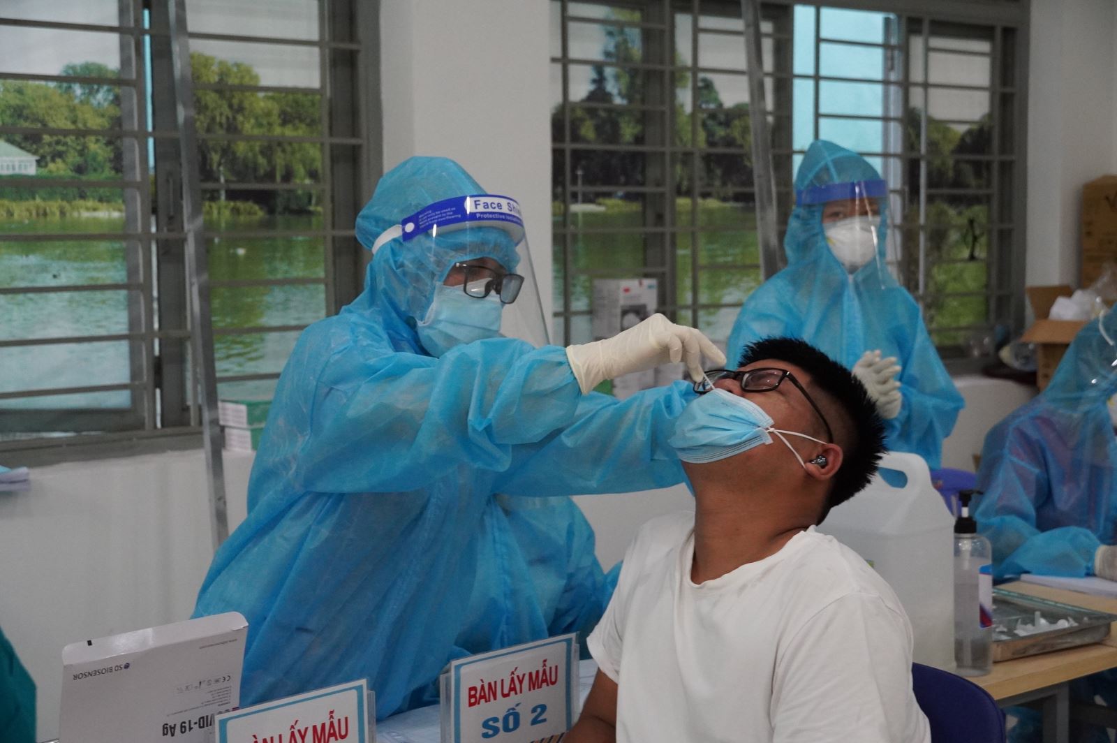 Lấy mẫu xét nghiệm cho người có nhu cầu đi lại giữa các tỉnh, thành.